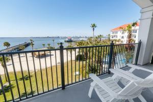 einen Balkon mit 2 Stühlen und Strandblick in der Unterkunft The Beach Club at Charleston Harbor Resort and Marina in Charleston