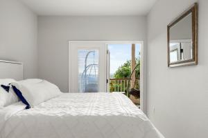 グルーエーヌにあるClose to River Shared Family Pool Wurstfest Readyのジェットコースターの景色を望むベッドルーム1室(ベッド1台付)