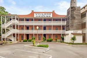 ein Abbild eines Gebäudes mit einem Parkplatz in der Unterkunft Close to River Shared Family Pool Wurstfest Ready in Gruene