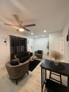 un salon avec un canapé et un ventilateur de plafond dans l'établissement cozy casa colorado, à Las Vegas