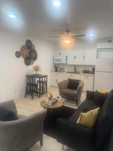 un salon avec deux canapés et une table dans l'établissement cozy casa colorado, à Las Vegas