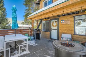 Balkón nebo terasa v ubytování Mountain A Frame w Wood Stove Downtown