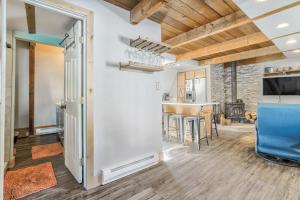 Kuchyň nebo kuchyňský kout v ubytování Mountain A Frame w Wood Stove Downtown