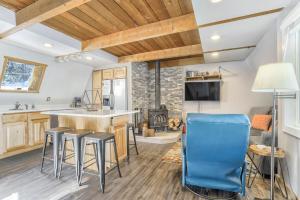 TV a/nebo společenská místnost v ubytování Mountain A Frame w Wood Stove Downtown + 29 fotografií