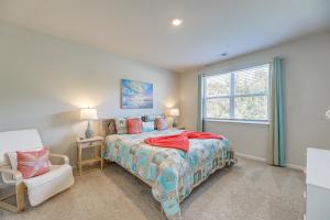 een slaapkamer met een bed, een stoel en een raam bij Game Room and Patio Spacious Ocean View Home in Wilgus Subdivision +37 foto's