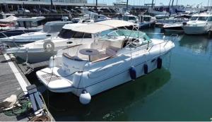 Ein weißes Boot liegt an einem Dock. in der Unterkunft Barco Marina de Cascais in Cascais
