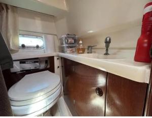 ein Badezimmer mit einem WC und einem Waschbecken in einem Wohnwagen in der Unterkunft Barco Marina de Cascais in Cascais