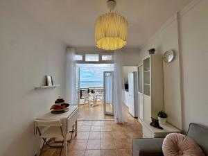 ein Wohnzimmer mit Tisch und Blick auf das Meer in der Unterkunft Canteras Ocean View in Guanarteme