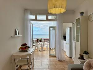eine Küche und ein Esszimmer mit Blick auf das Meer in der Unterkunft Canteras Ocean View in Guanarteme