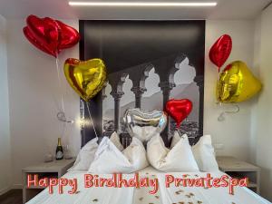 un tas de cœurs et de ballons dans une pièce dans l'établissement Casa da Carmen Boutique & Private Spa, à Mezzolombardo