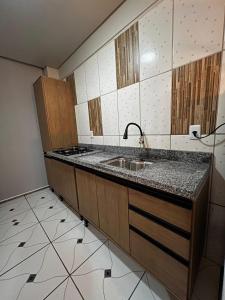 a kitchen with a sink and a counter top at Studio prático e bem localizado em Cuiabá in Cuiabá