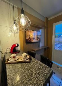 a dining room with a table with chairs and a tableablish at Studio prático e bem localizado em Cuiabá in Cuiabá