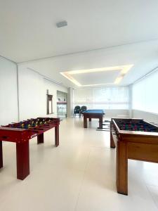una habitación con 2 mesas y una mesa de billar en Sky pool São Vicente, en São Vicente 13 fotos más