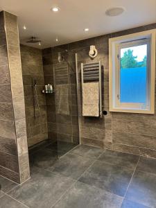 ein Badezimmer mit Dusche und Fenster in der Unterkunft Modern cottage in Skibotn in Fossmo