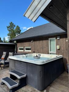 ein großer Whirlpool auf einer Terrasse in der Unterkunft Modern cottage in Skibotn in Fossmo