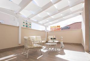 un soggiorno con tavolo, sedie e soffitto di boutique teatro b&b a Foggia