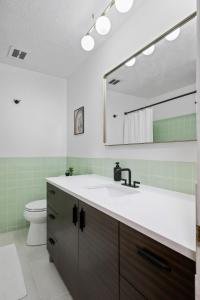 Koupelna v ubytování Central Location - 2 living spaces & covered patio!