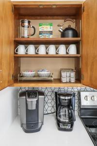 Kuchyň nebo kuchyňský kout v ubytování Central Location - 2 living spaces & covered patio!