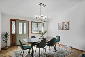 Posezení v ubytování Central Location - 2 living spaces & covered patio!