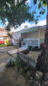 ein Haus mit einer Treppe davor in der Unterkunft La maison des flots in Baille-Argent