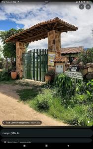 une photo d'un portail avec une clôture et un banc dans l'établissement POSADA VILLA DEL ROSARiO, à Sutamarchán 8 autres photos