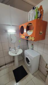 ein kleines Badezimmer mit Toilette und Waschbecken in der Unterkunft La maison des flots in Baille-Argent + 12 Fotos