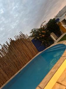 ein Schwimmbad mit einem Zaun davor in der Unterkunft Villa Aloe Vera Privée in Essaouira