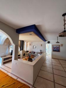 ein großes Wohnzimmer mit blauer Decke in der Unterkunft Villa Aloe Vera Privée in Essaouira