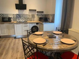 Saint-Just-de-ClaixGîte 2 à 4 personnes au pied du Vercors的一间带木桌椅的厨房和一间餐厅