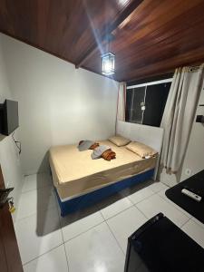 a small bedroom with a bed in a room at Hospedagem do Centro in Arraial do Cabo