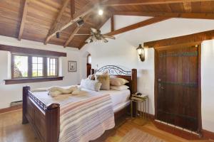 ein Schlafzimmer mit einem Bett und einem Deckenventilator in der Unterkunft North County Oasis Elegant hacienda home with elevated entertainment area & private pool in Vista + 33 Fotos