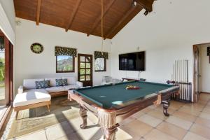 ein Wohnzimmer mit Billardtisch und Couch in der Unterkunft North County Oasis Elegant hacienda home with elevated entertainment area & private pool in Vista