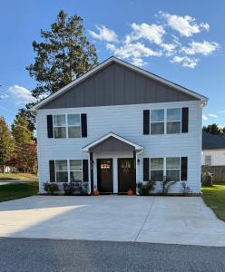 Casa blanca con ventanas negras y entrada en Pura vida Apartment, en Hickory