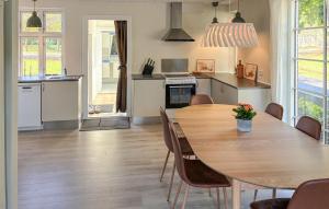 Kuchyň nebo kuchyňský kout v ubytování Amazing Home In Assens With House Sea View