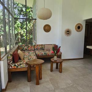 salon z kanapą i dwoma stolikami w obiekcie La Rana De Cahuita w mieście Cahuita
