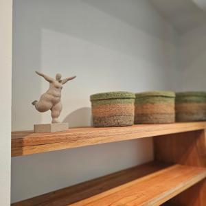 drewniana półka z figurką na górze w obiekcie La Rana De Cahuita w mieście Cahuita +62 zdjęcia