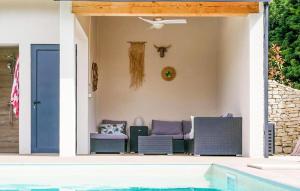 un patio con sillas moradas y una piscina en 2 Bedroom Gorgeous Home In Allan, en Allan 16 fotos más