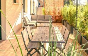 un patio con banco, mesa y sofá en 2 Bedroom Gorgeous Home In Allan, en Allan