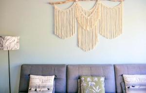 una sala de estar con un sofá y cortinas en la pared en 2 Bedroom Gorgeous Home In Allan, en Allan