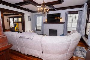 een woonkamer met een grote bank en een open haard bij Sunny Springfield Stunner in Springfield +49 foto's