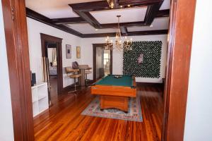 een woonkamer met een pooltafel erin bij Sunny Springfield Stunner in Springfield