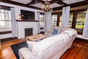 een woonkamer met een bank en een open haard bij Sunny Springfield Stunner in Springfield