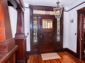 een hal met een houten deur en een kroonluchter bij Sunny Springfield Stunner in Springfield