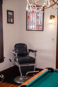 een zwarte stoel naast een pooltafel bij Sunny Springfield Stunner in Springfield