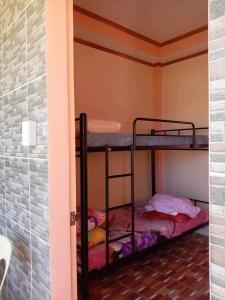 Habitación con 2 literas y ducha. en Pangga and Nanie Guest House, en Pooc