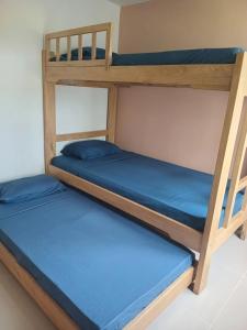 2 beliches num quarto com camas azuis em Apartamento exclusivo para unas vacaciones confortables em Coveñas