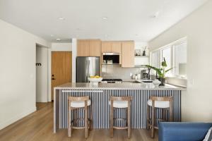 Kuchyň nebo kuchyňský kout v ubytování Tide House - Unit A - Modern Seaside 1BD w Parking