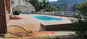 een zwembad in het midden van een bakstenen patio bij Casa em Chapeco com Piscina e Vista da Montanha in Nonoai