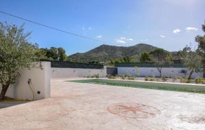 San GiovanniにあるLovely Apartment In Monte Longuの庭にスイミングプールがある家 +13枚の写真