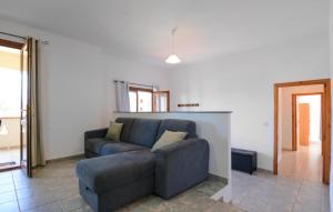 San GiovanniにあるLovely Apartment In Monte Longuのソファと椅子のあるリビングルーム